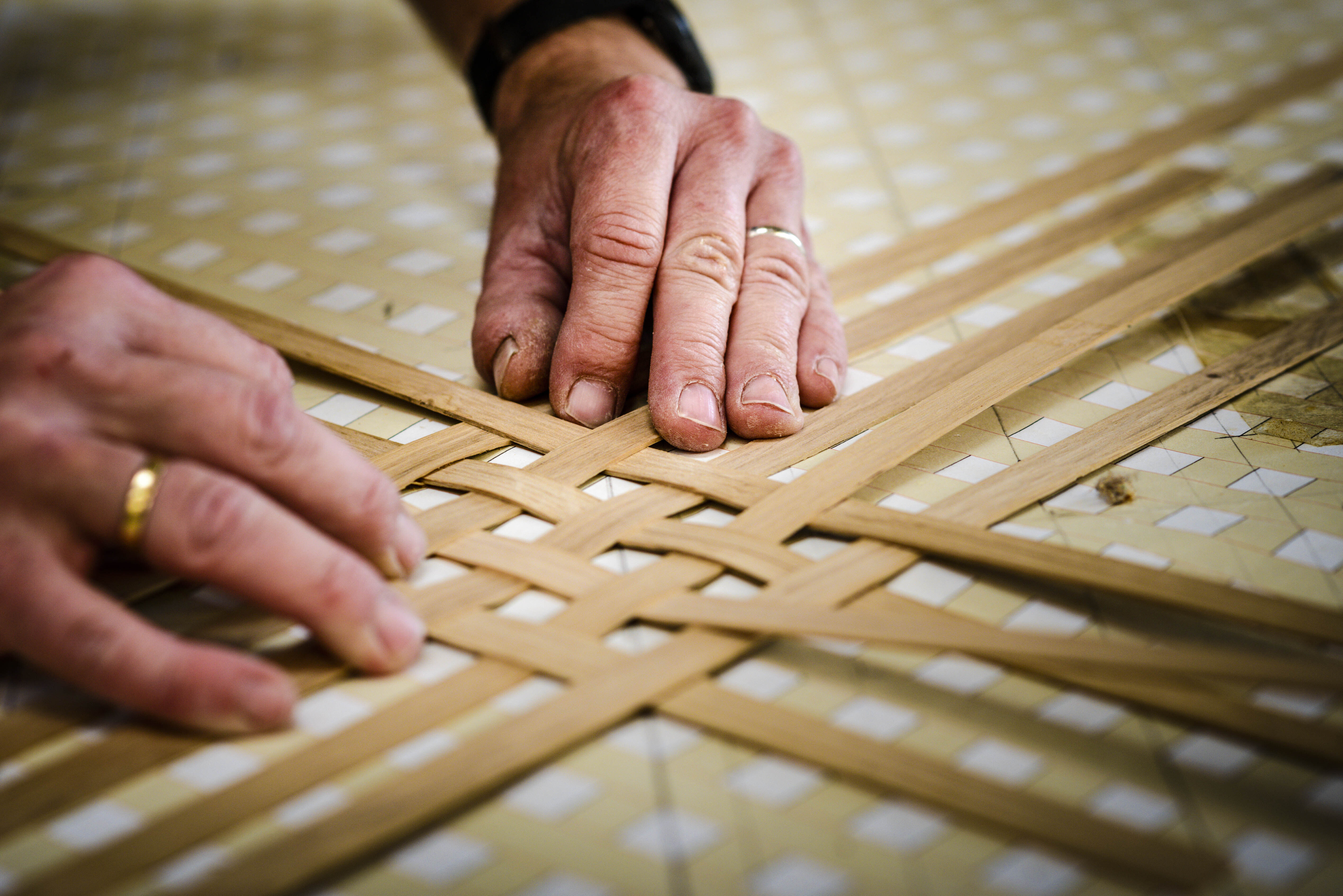 Toont hoe we een deel van ons design afwerken met handgeweven houten onderdelen voor een totaal interieur project