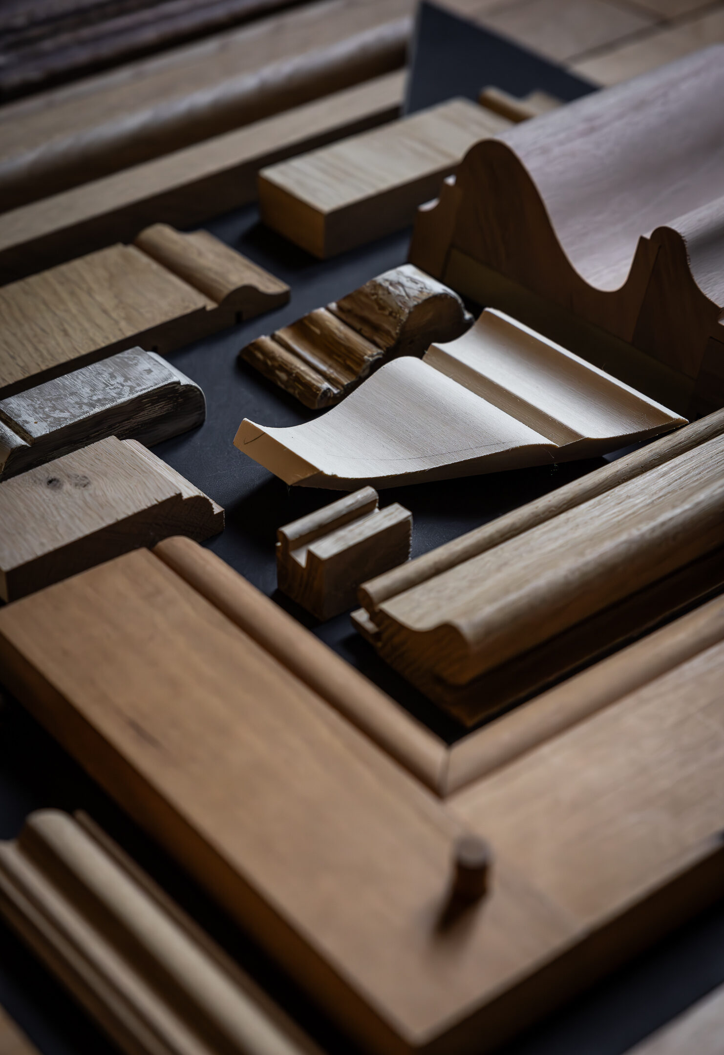 Verschillende houten stukjes, hoekjes en verbindingstukken voor het finaliseren van een op maat ontworpen interieur met meubels