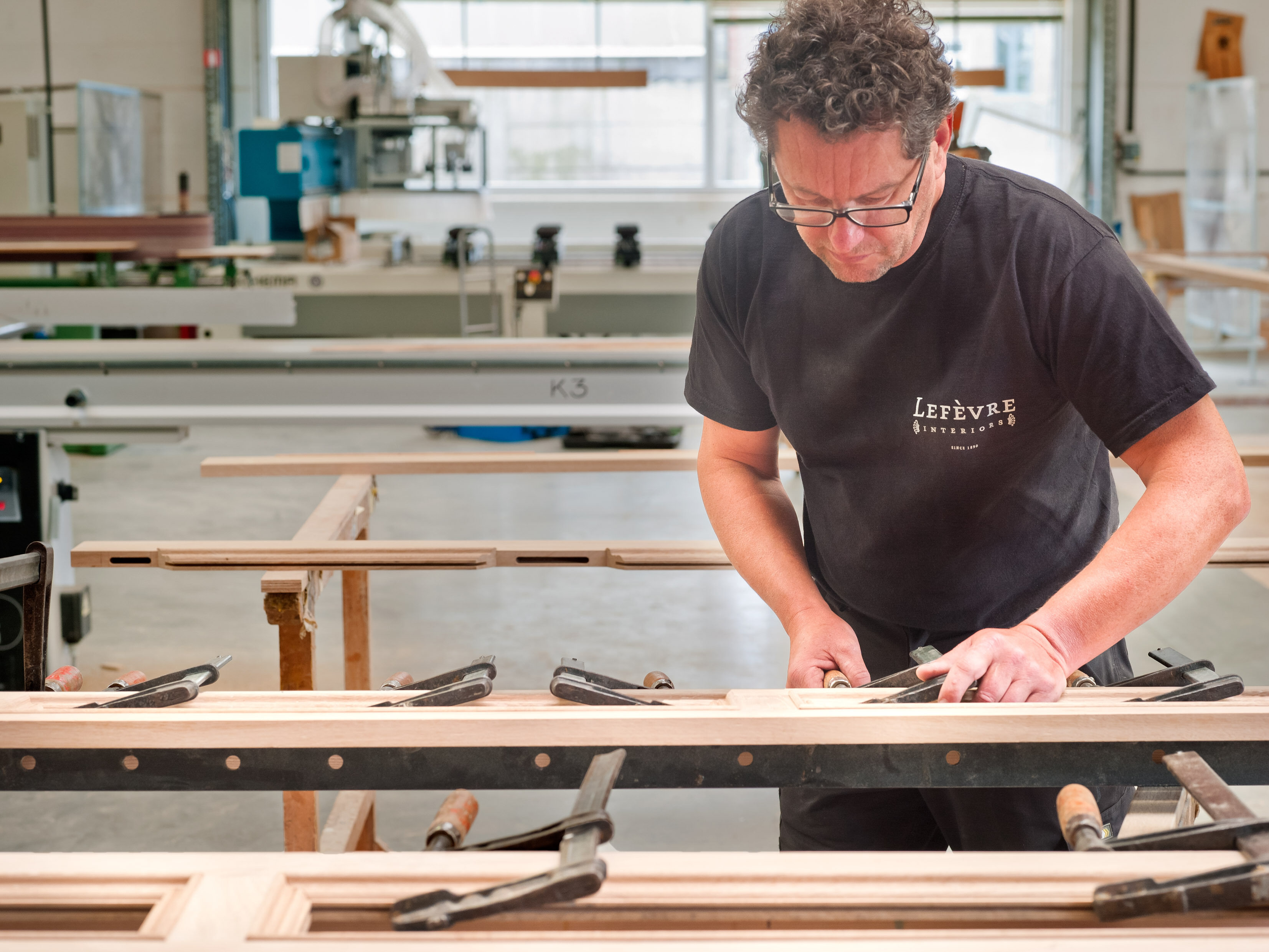 Onze specialist werkt aan een stukje handgemaakt meubel voor een interieur project
